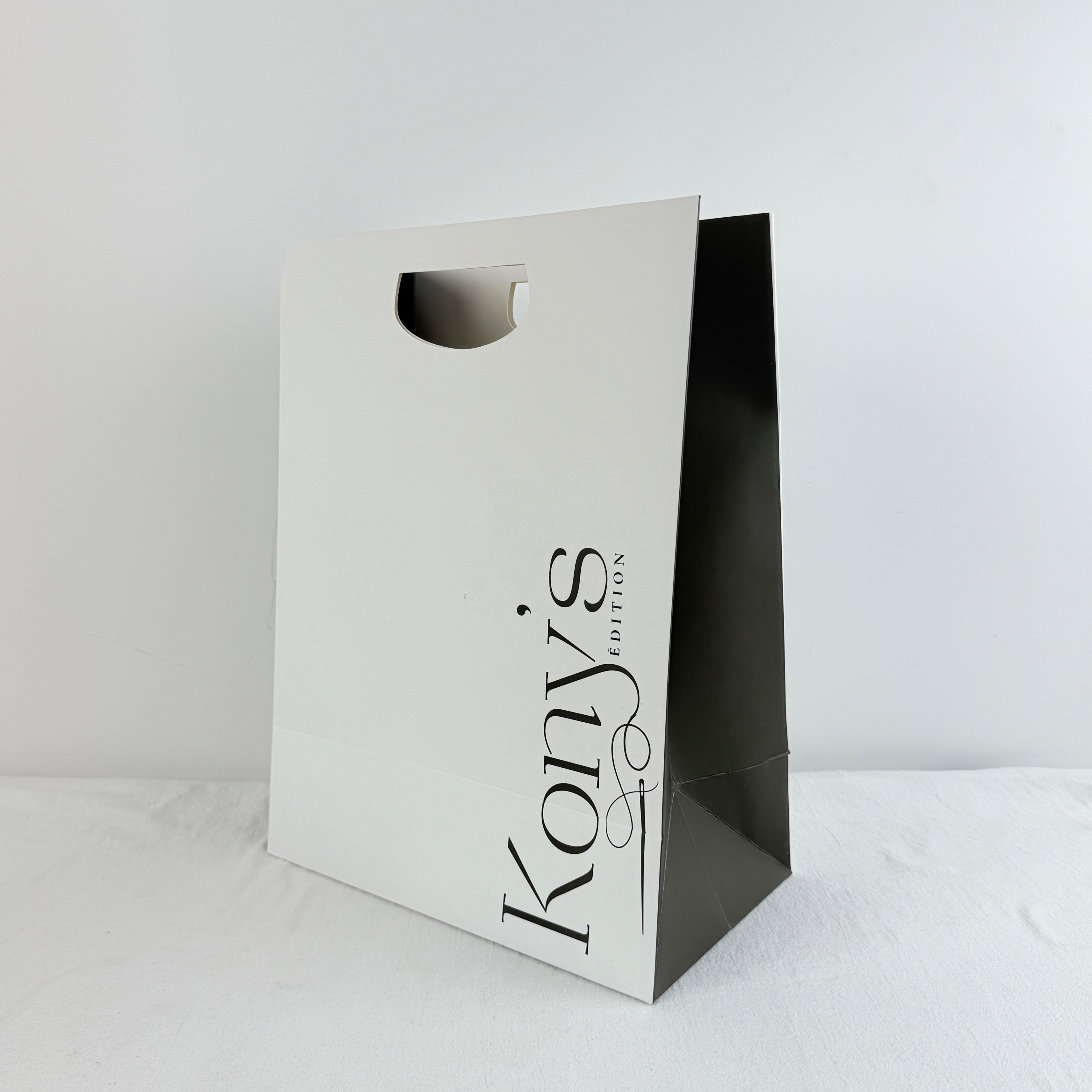 Customized Handheld Perforated Paper Bags for Clothing Store Gifts, Shopping Packaging & Souvenir Bags