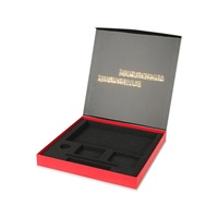 Boîtes cadeaux magnétiques en papier d'art noir mat avec logo personnalisé, gaufrage et doublure en éponge recyclable pour un emballage de produit sécurisé
