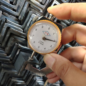 Astm A36 30x30x2 <span class=keywords><strong>25x25x2</strong></span> 20x20x2 50x50x3 Angle égal en <span class=keywords><strong>acier</strong></span> 50x50x3 Section 50 50 4mm Poids en fer en paquet - Product Image 6