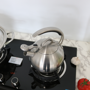 Venta al por mayor de fábrica, mango aislado de silicona, hervidor de agua de acero inoxidable para batir té, estufa de agua para acampar, hervidor silbante superior - Product Image 2