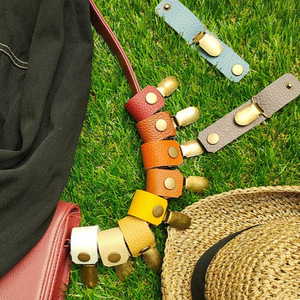 Clip à chapeau en cuir PU créatif et personnalisé, clip portable pour ranger chapeau de soleil et masque en extérieur, peut être accroché à la taille ou à un sac. - Product Image 1
