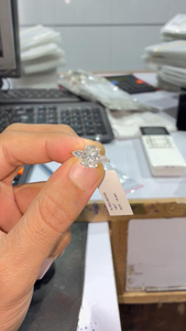 Bague de fiançailles élégante en or 14K plaqué et rempli, avec diamant de laboratoire taille coussin de 1,00 carat et trois pierres latérales en forme de poire, pour promesse nuptiale - Product Image 6