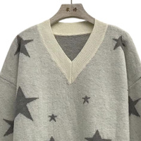 Pull-over surdimensionné à col en V en jacquard gris à étoiles, avec bordure crème bicolore et logo personnalisé, à manches longues pour femme – Vêtements élégants