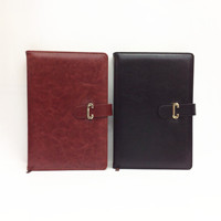 Carnet vintage en PU à couverture rigide avec boucle en métal, reliure cousue, poche intérieure et emplacement pour stylo, logo personnalisé, plusieurs tailles