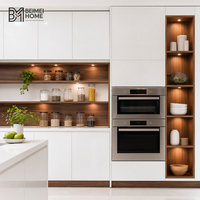 Armoires de cuisine modernes bicolores blanc brillant, placard de garde-manger de luxe en bois de noyer avec étagères ouvertes pour appartement moderne ou villa