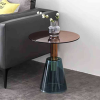 Meubles de bar d'hôtel de luxe, canapé au design moderne, table basse ronde en verre avec côtés en verre pour usage domestique, style panneau en bois