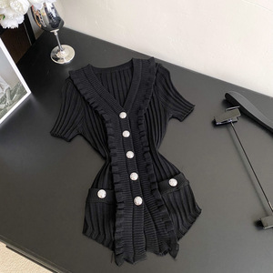 เสื้อสเวตเตอร์ถักแขนสั้นผู้หญิง คอวีแต่งขอบไม้ ดีไซน์หรูหรา ให้ความรู้สึกพรีเมียม แฟชั่นทันสมัย - Product Image 2