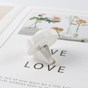 <span class=keywords><strong>Diffuseur</strong></span> d'huiles essentielles en porcelaine parfumée en forme de fleur de camélia en céramique pour voiture et maison, désodorisant en plâtre pour grille d'aération, vente en gros - Product Image 4
