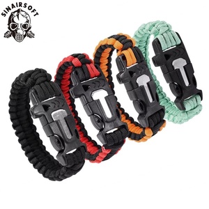 Bracelet de survie en plein air avec sifflet et allume-feu en silex - Product Image 1