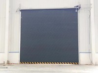 Porte roulante en aluminium résistante aux chocs, coupe-vent, robuste, volet de protection, design minimaliste pour entrepôt logistique extérieur