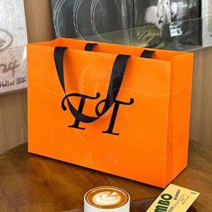 Emballage de <span class=keywords><strong>sac</strong></span> en papier kraft de luxe recyclable avec logo imprimé personnalisé <span class=keywords><strong>sac</strong></span> en papier avec poignée de magasinage de cadeau de vêtement imprimé avec logo - Product Image 6