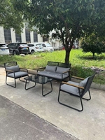 Ensemble de salon de jardin en rotin 4 pièces de luxe moderne avec chaises et table basse en acier, avec coussins, pour hôtel