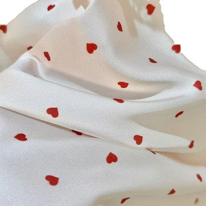 Chemise de nuit camisole à motif cœurs pour femme, sans manches, en satin, imprimé cœurs rouge et noir, vêtement de détente pour la maison, en soie glacée lisse - Product Image 5