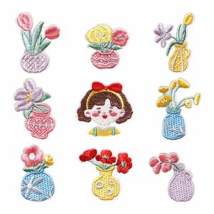 Patchs thermocollants brodés mignons et autocollants motif fille de dessin animé, vase et fleurs pour vêtements de garçons et filles, et décoration de sacs - Product Image 1