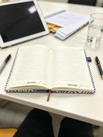 Großhandel Retro Rhombus-Linien-Gitter-Druck Tagebuch mit individuellem Firmenlogo, elastischem Band, Büro-Schreibnotizbuch als Souvenir-Geschenk