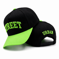 Gorra de Béisbol Urbana con Logotipo Bordado en 3D, Dos Colores, Negro y Verde Neón, Visera Plana, Corona Alta, Cierre a Presión