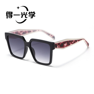 แว่นกันแดดทรงสี่เหลี่ยม De Yi Optics สีดำ UV400 ป้องกันแสงแดดสำหรับผู้หญิง - Product Image 1