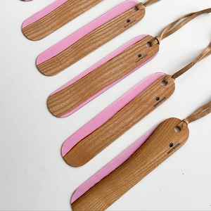 Marcapáginas de resina y madera hechos a mano que combinan diseño artístico y textura de madera natural. - Product Image 2