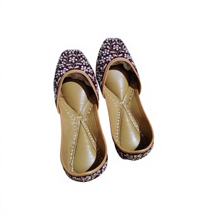 BS INTERNATIONAL NART6750 Zapatos de Mujer con Diseño Floral, Estilo Tradicional, Tacón Plano, Cierre de Velcro y Parte Superior de Cuero Genuino - Product Image 4