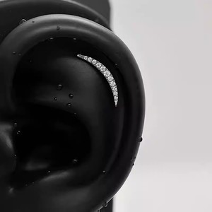 Pendientes de luna creciente curvados de aleación de titanio F136 con cristal blanco, aretes de rosca interna para la oreja, unisex, modernos y a la moda - Product Image 3
