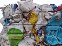 PP - GELAS, EMAS, DAN BALAN PLASTIK POLYPROPYLENE BEKAS / SAMPAH untuk DI-DIKURASI.