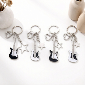 Llavero Decorativo con Forma de Guitarra Mini Estilo Rock, Colgante de Estrella de Cinco Puntas Hueca, Clip Giratorio en Forma de Corazón para Amantes de la Música - Product Image 1