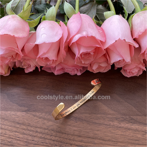 Brazalete de acero inoxidable de 6mm para mujer, niña, inspiración, regalo de amistad, "Mamá, todo lo que soy, me ayudaste a ser" grabado - Product Image 3