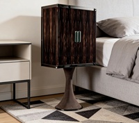 Meuble bar haut de gamme avec finition ébène foncé, étagères en verre intégrées pour un divertissement à domicile de luxe, armoire à vin