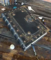 Carnet de notes vintage fait à la main en cuir noir avec couverture en papier Livre des ombres unique pour un enregistrement quotidien original