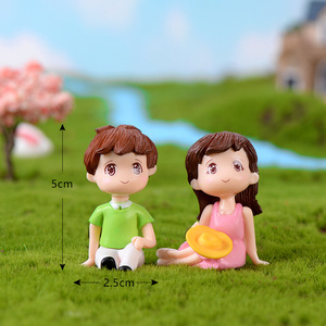 Figurine de couple amoureux (fille et garçon) pour gâteau de mariage, souvenir, porte-clés romantique en résine, artisanat en plastique, décorations de jardin féerique et de maison - Product Image 5