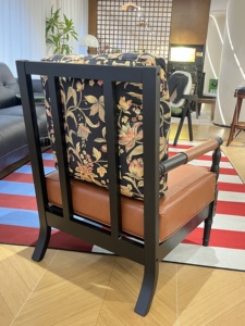 Fauteuil en bois antique de luxe avec coussin en cuir, motif floral sculpté à la main, fauteuil simple élégant et décoratif pour villa - Product Image 2