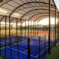 Terrain de padel pleine taille avec toit et structure en acier galvanisé pour hôtels, complexes hôteliers et clubs sportifs