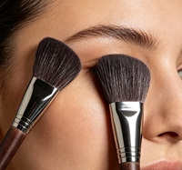 Pinceau Fond de Teint Professionnel en Poils de Chèvre avec Manche en Bois et Logo Personnalisé – Qualité Supérieure, Poils Naturels, Outil de Maquillage pour Poudre, Idéal Salon