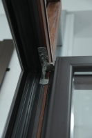 Elegantes Ventanas de Madera de Aluminio con Acabado en Vermillion y Padauk Africano para Villa Clásica