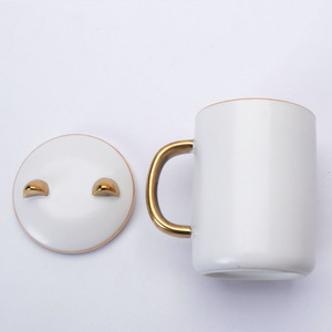 Mug en porcelaine blanche à bord doré avec couvercle en forme de chat, idéal pour le bureau, la maison ou comme cadeau d'affaires - Product Image 4