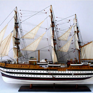 Maquette de bateau à voile Amerigoo Vespucchi en bois - Décoration nautique européenne peinte pour la maison - Product Image 1