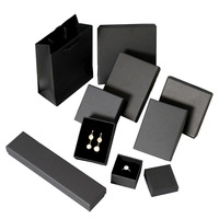 Boîte à bijoux en kraft noir avec doublure en éponge pour collier/bague/boucles d'oreilles, emballage de rangement suspendu, prête à être expédiée