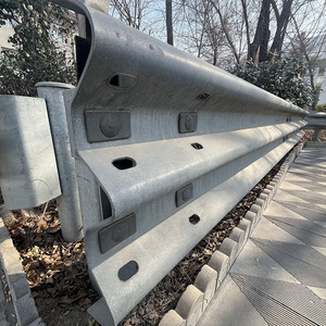 Tre onde Guard Rail autostrada Guardrail bordo strada del pannello di recinzione in metallo Crash barriera Post a forma di onda Guardrail Crash barriera pilastro - Product Image 1