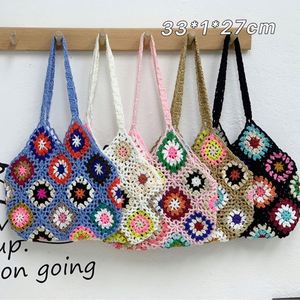 Bolso de hombro de ganchillo estilo étnico de moda con flores, hecho a mano, calado, bohemio, para verano y playa, tipo tote. - Product Image 2