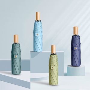 Parapluie publicitaire noir uni en vinyle avec poignée en bois, design pliable en trois, élégant et moderne, unisexe, idéal pour les cadeaux d'entreprise - Product Image 2