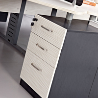 Bureau de direction au design moderne avec cloison modulaire en bois MFC pour 2, 4, 6 ou 8 personnes, idéal pour les employés, les directeurs, les managers et le personnel.
