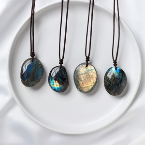 Collier pendentif rond en labradorite, bijoux bohèmes élégants, idéal pour la Saint-Valentin, pour hommes et femmes - Product Image 4