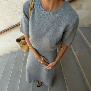 OEM Ăn Mặc Nhà Máy Tùy Chỉnh 100% Len Merino Áo Len Váy Đặt Mùa Thu Mùa Đông Ấm Áp Dệt Kim Dài Cashmere Váy Cho Phụ Nữ - Product Image 2