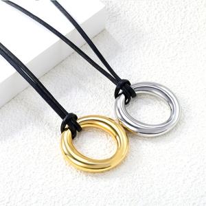 Collier pendentif rond ajouré tendance en acier inoxydable plaqué or 18 carats avec chaîne en corde noire en forme de O pour femme - Product Image 6