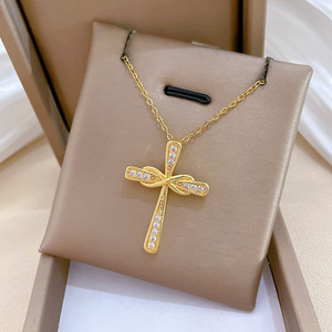 <span class=keywords><strong>Collana</strong></span> Elegante Stile Lusso Croce Distorto <span class=keywords><strong>con</strong></span> Diamanti Scintillanti e Pietre di Zircone - Product Image 1