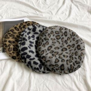 Vente en gros de bérets de haute qualité, très demandés, style portuaire, chic et personnalisé, à imprimé léopard, pour l'automne et l'hiver, décontractés, style artiste - Product Image 4