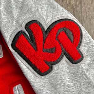 Áo khoác varsity thêu chữ nổi chenille tùy chỉnh của các nhà sản xuất quần áo, tay áo bằng da, kiểu dáng letterman - Product Image 5