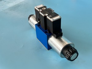 R900738355 4WRAE6E1-15-2X/G24K31/F1V ตัวควบคุมทิศทางแบบสัดส่วน - Product Image 1