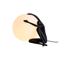 Lampe de table sculpturale moderne nordique créative en forme d'humanoïde tenant une boule, décoration de portrait, lampe de chevet de chambre à coucher, lampe de bureau à boule ronde