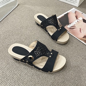 Nouvelles sandales compensées kaki pour femme 2026, avec boucle métallique, motif floral ajouré, rivets et plateforme à bout ouvert - Product Image 3
